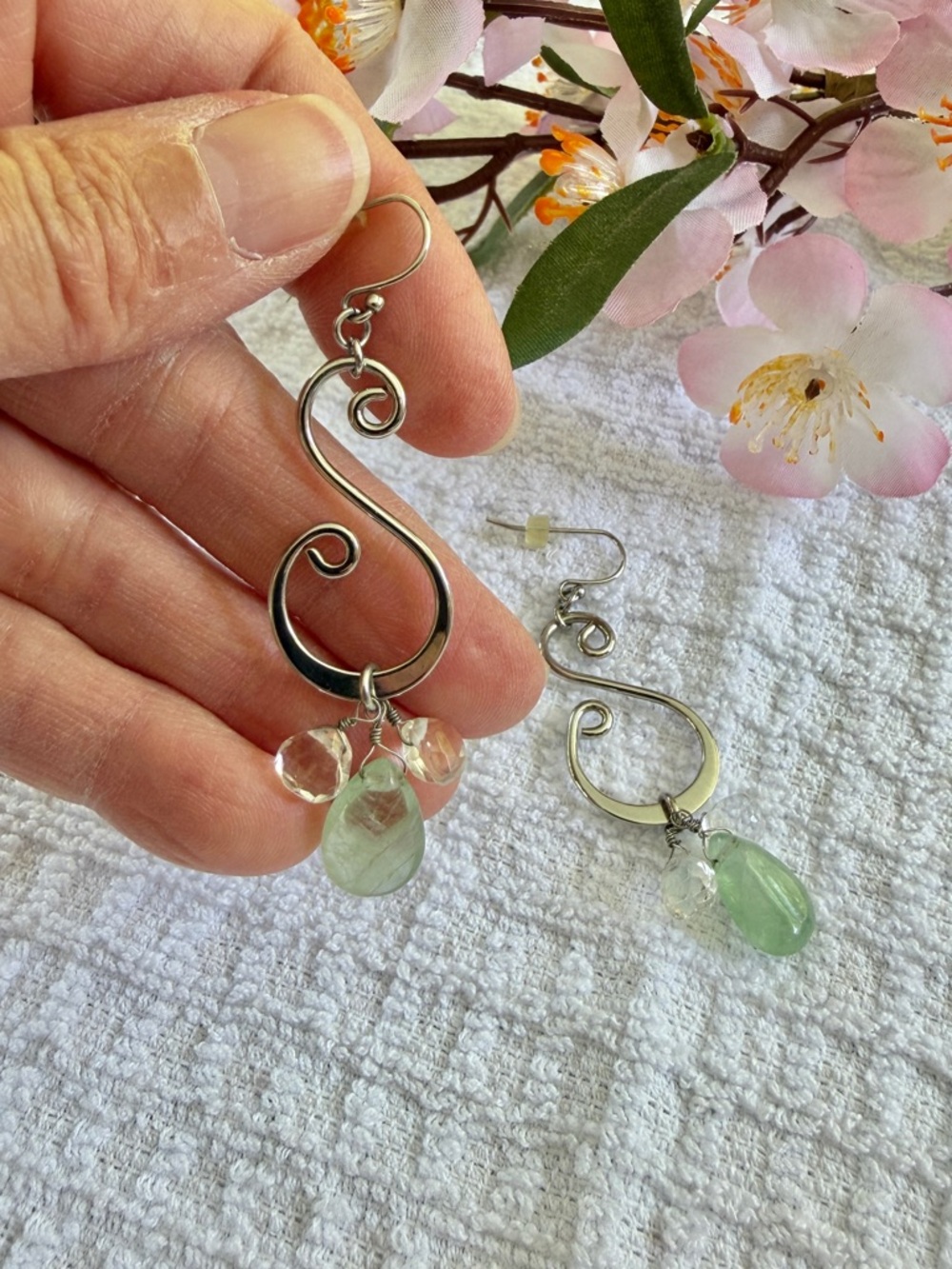 🐼 Lia Sophia Silver Swirl Earrings with Light Green Drops #0126 - Picture 2 of 2